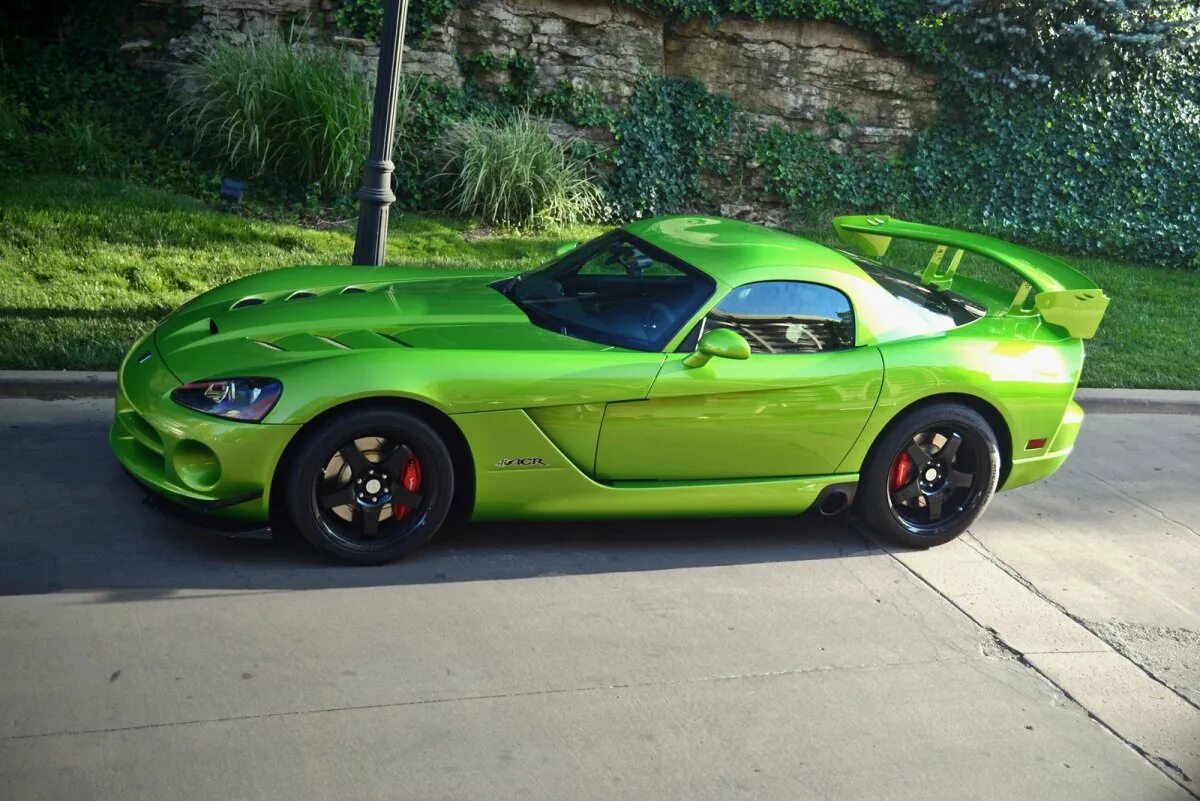 Viper green. Додж Вайпер зеленый. Dodge Viper 1992. Dodge Viper зеленый. Додж Вайпер кабриолет зеленый 2022.