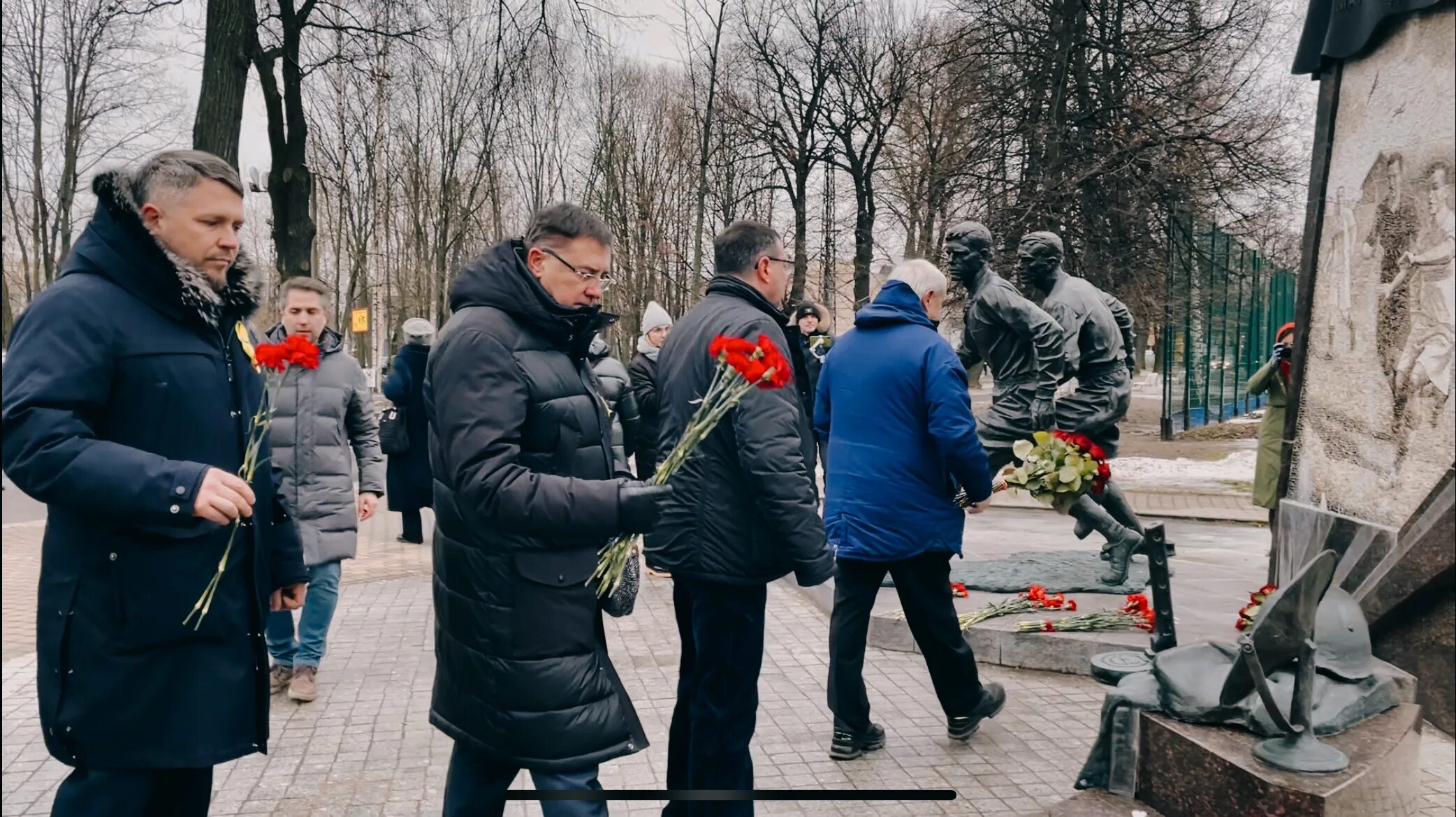 Участник блокады. Возложение цветов к памятнику. Памятник блокадникам. Памятник детям блокадного Ленинграда (Санкт-Петербург). Блокада Ленинграда возложение цветов в Ульяновске.