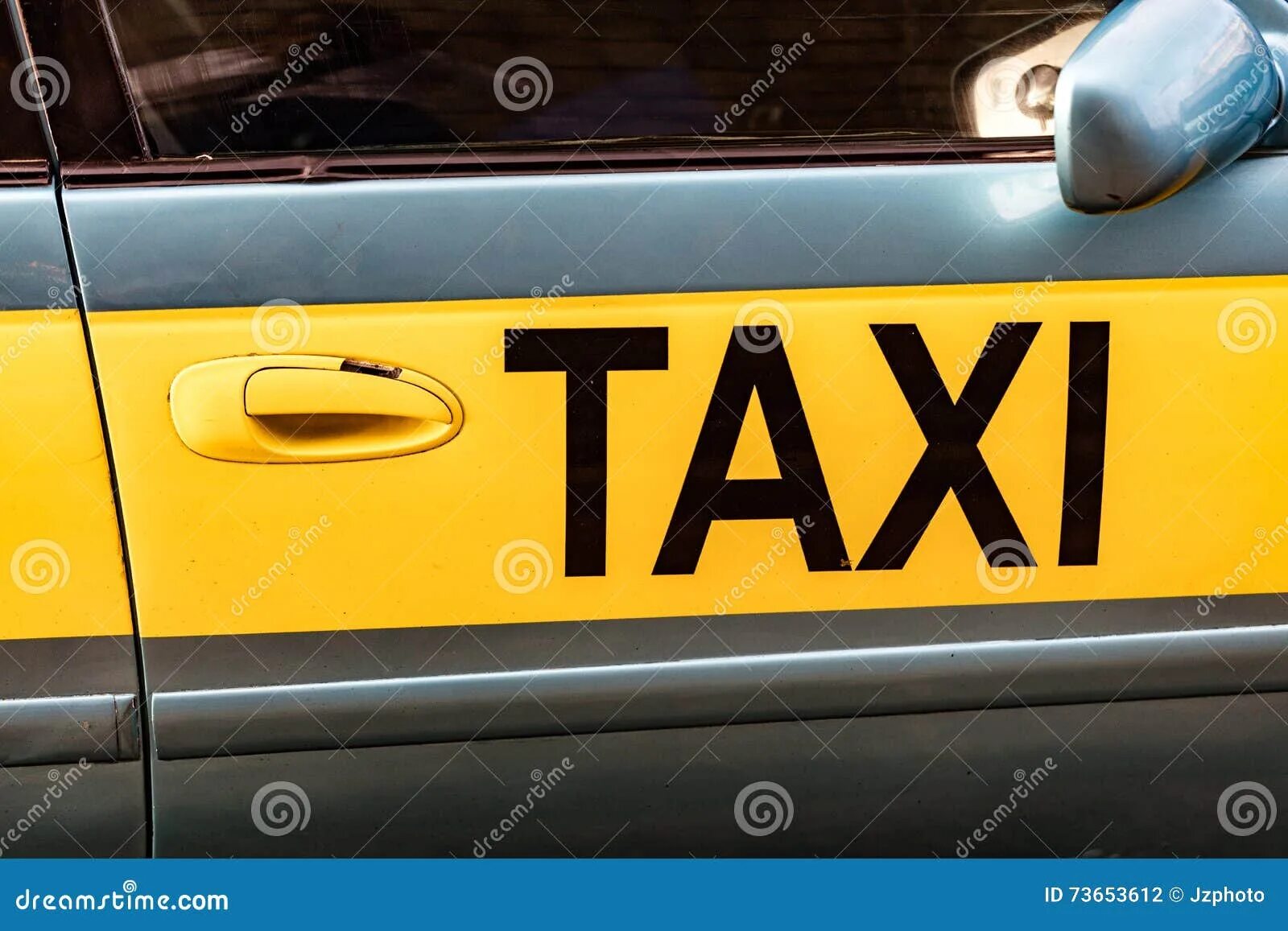 Сравни написание слов такси. Дверь такси. Такси по английскому. Как по английски такси. Как написать такси на английском.