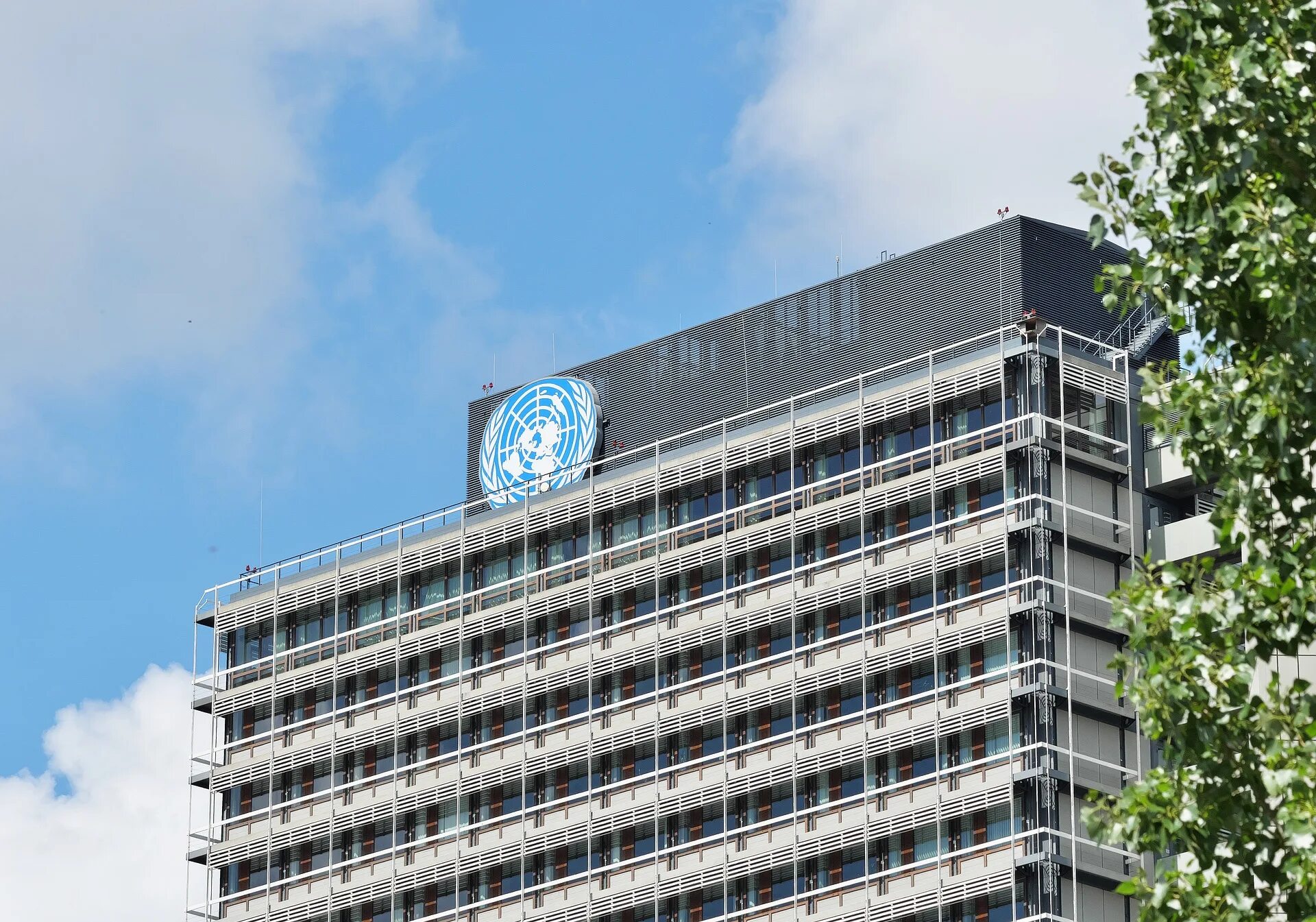 Дом оон. Здание ООН В Нью-Йорке. Здание ООН В РФ. Надпись на здании ООН. Всемирный банк ООН.