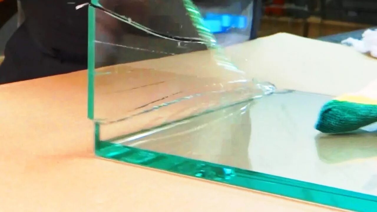 Как приклеить стеклянную. Склейка стекла. УФ склейка стекла. Клей для склейки стекла со стеклом. Ультрафиолетовая склейка.