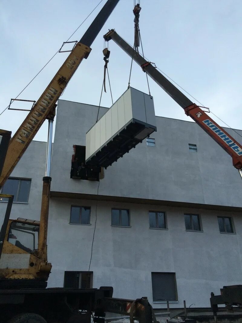 Подъем груза краном через окно. Подача грузов в проемы люки перекрытий. Выносная грузоприемная площадка размеры. Подача груза в проем. Площадки рабочие консольные.