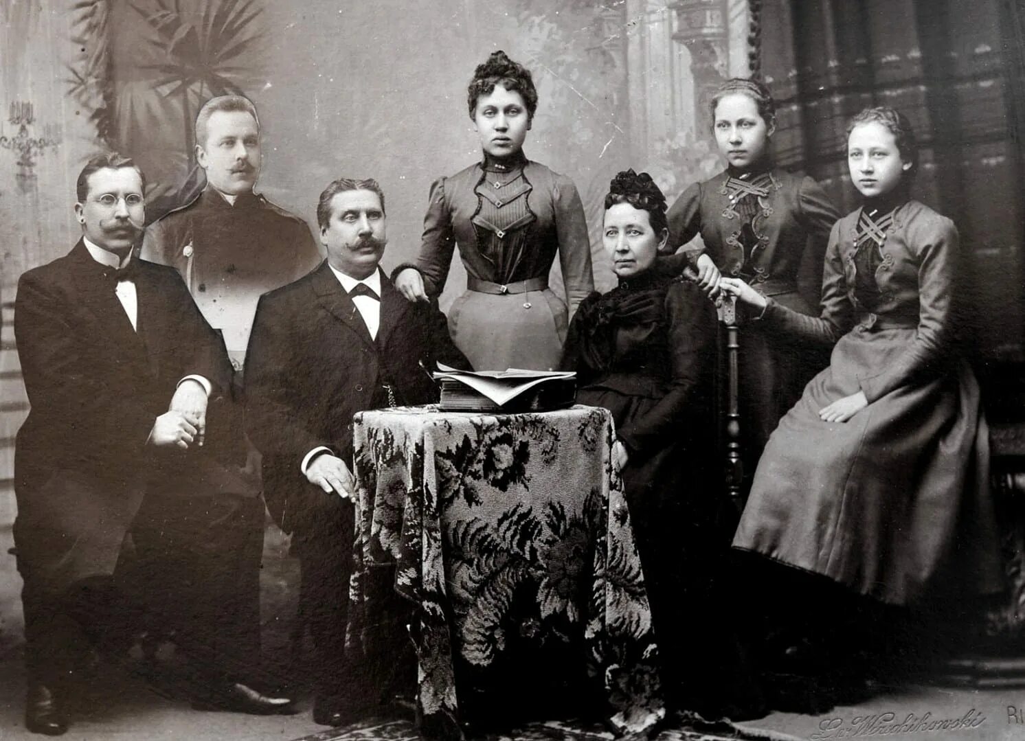 Потомтсвенное и личное дворянства в россии. Семья 19 век россия дворяне. София орлова дворянская семья 1890. Дворянин российской империи 19 века. Дворяне в 1917.