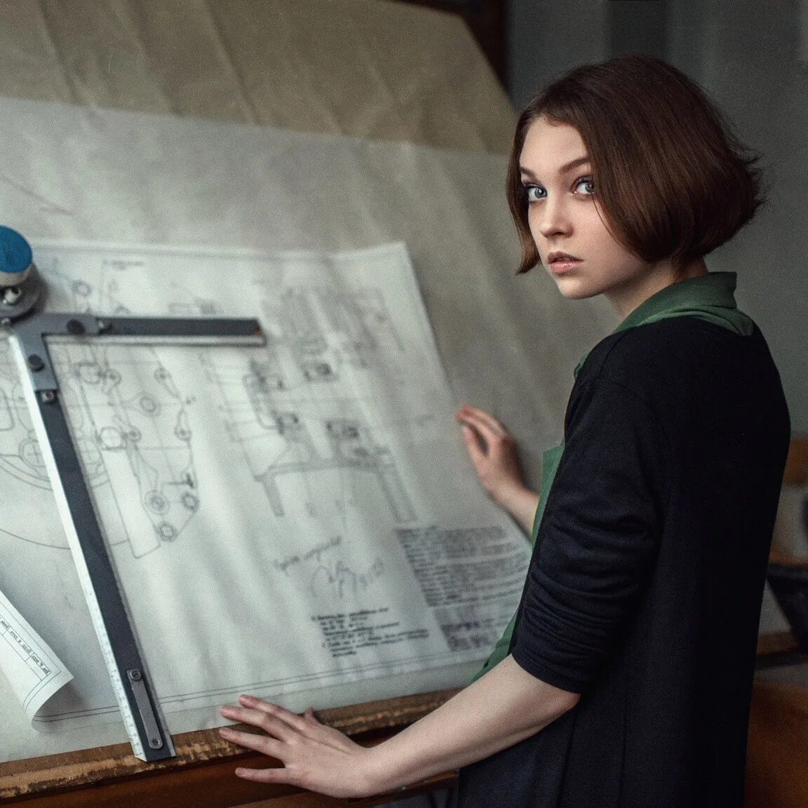 Инженер 37. Инженер с журналом картинка. Инженер с журналом картинка. Инженер 37. 2 приборостроительный завод.