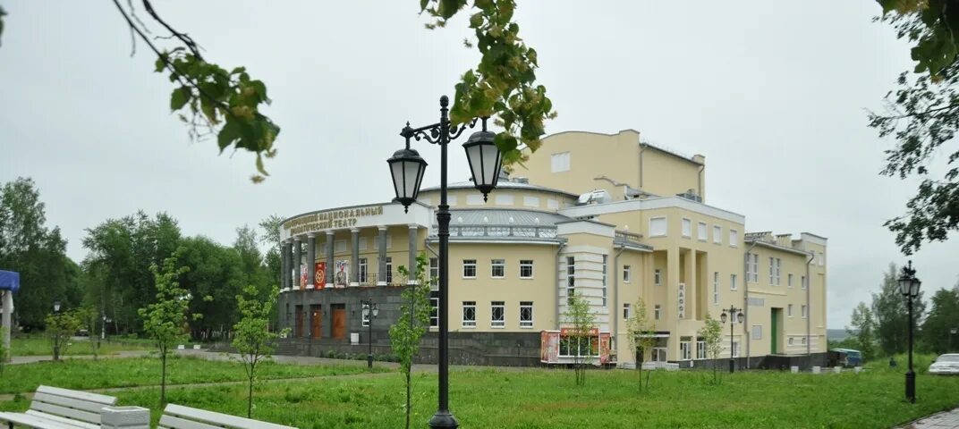 Площадь кудымкара. Драматический театр кудымкар. достопримечательности кудымкара пермский край. драматический театр имени горького кудымкар. кудымкар площадь.