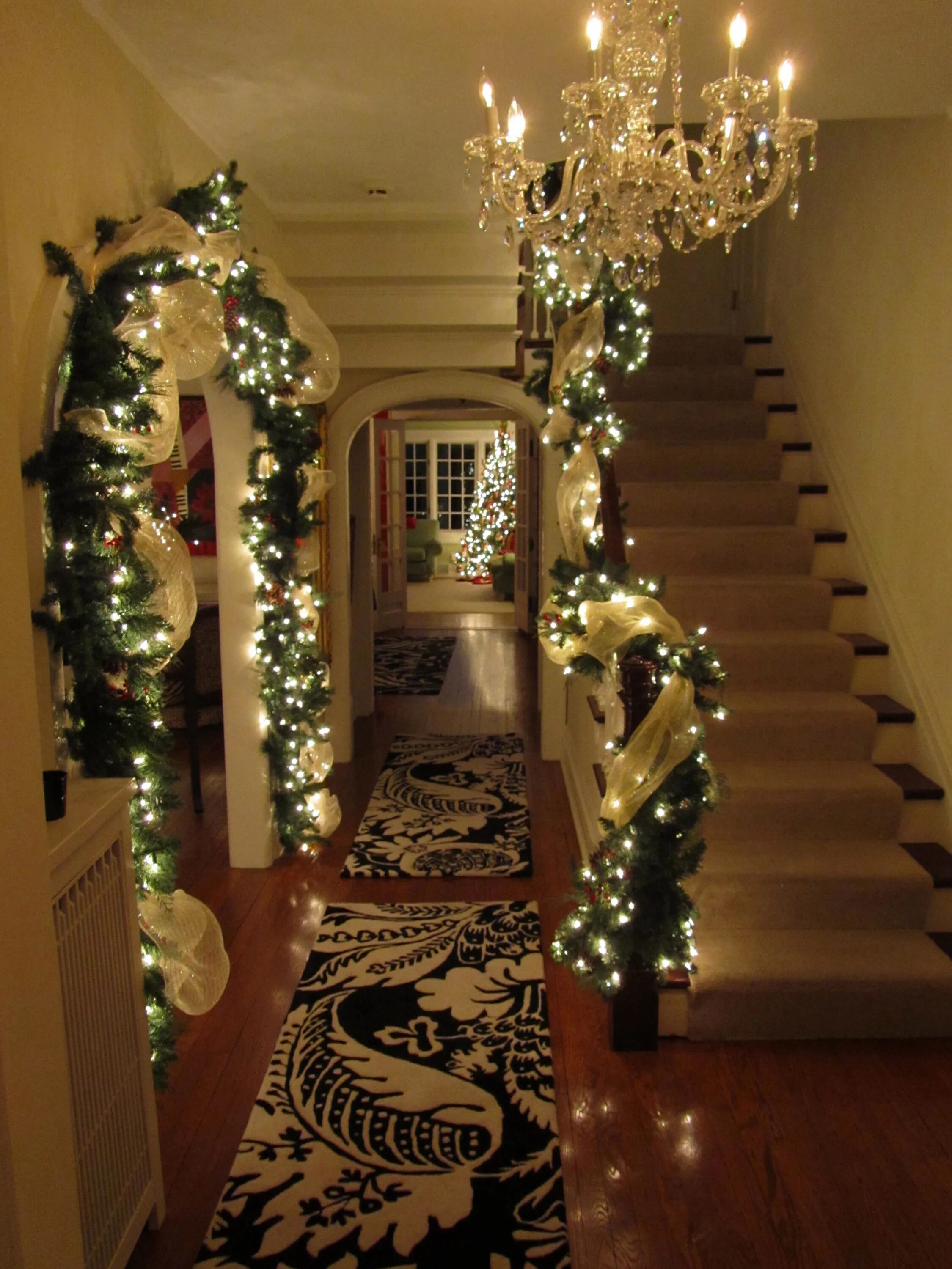 Украсить дом внутри. Новогоднее украшение домов. Украшение лестницы. Украшение лестницы к новому году. Новогоднее украшение квартиры.