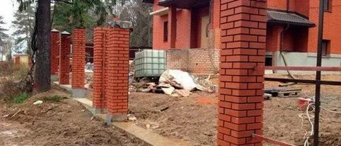 Сколько кирпичей уходит на столб для забора