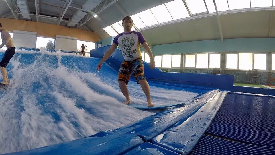 Искусственная волна Лужники. Flowrider в Москве. Искусственная волна в Москве. Бассейн с искусственной волной в Москве.