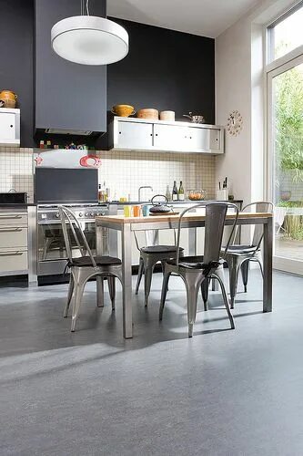 Кухня с серым полом в интерьере House Tour:Mohon Imber Design Design Chic Kitchen flooring, Kitchen remodel, K