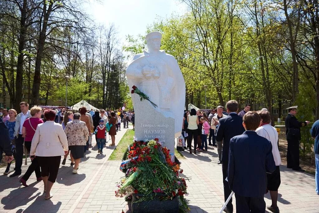 Бондаренко 1 обнинск памятник. Памятник наумову в обнинске. Памятник наумову. Памятник наумову. Обнинск город герой.