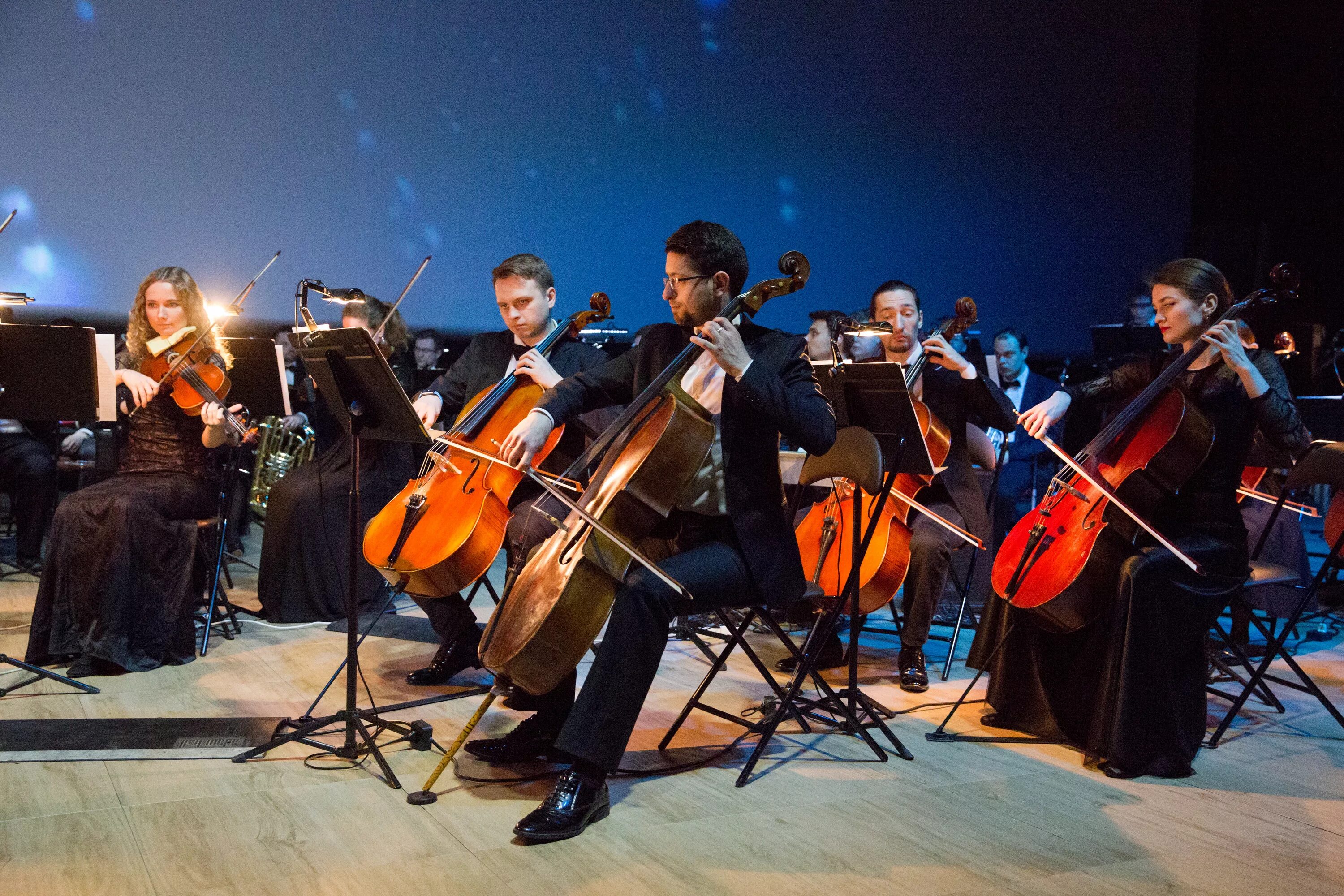 Оркестр фонограф симфо джаз гитара. Джаз с симфоническим оркестром. Оркестр саксофонов. Что такое джаз и симфоджаз. Рождественский концерт "вивальди.