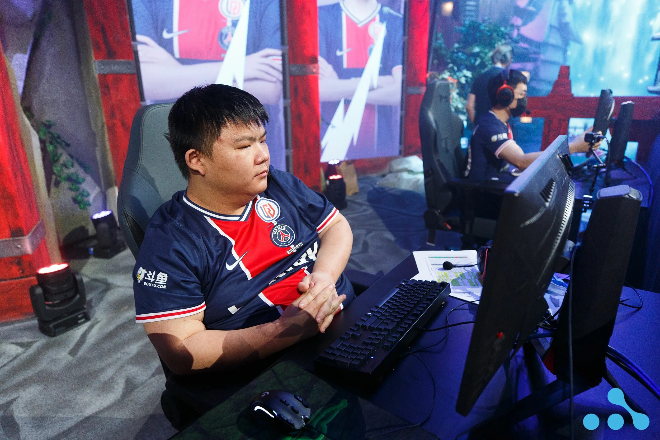 Mineski. Команды дота 2. Соревнования по dota 2 наушники. Китайский турнир дота 2. Турнир дота 2.