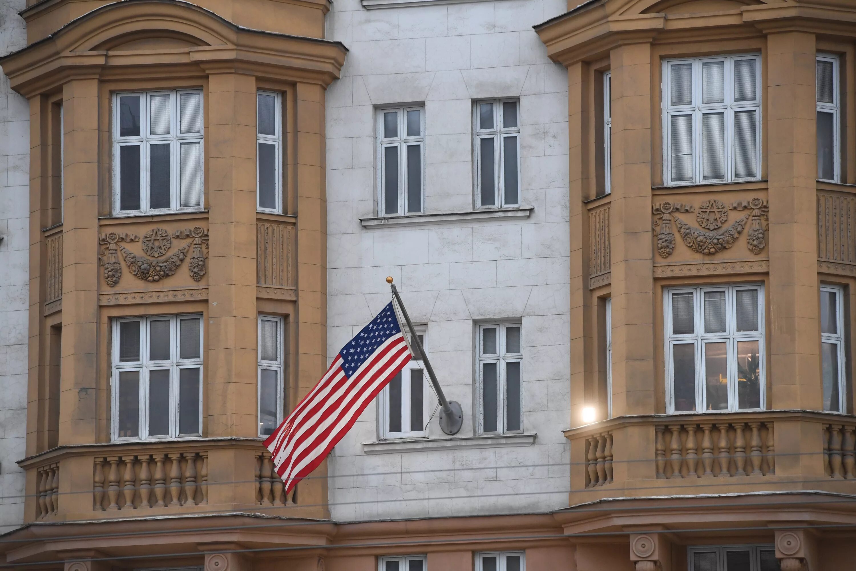 Посольство сша экстремисты. Посольство США В Москве. Посольство Соединенных Штатов Америки в г. Москве. Посольство Соединенных Штатов Америки, Москва здание. Здание посольства России в США.