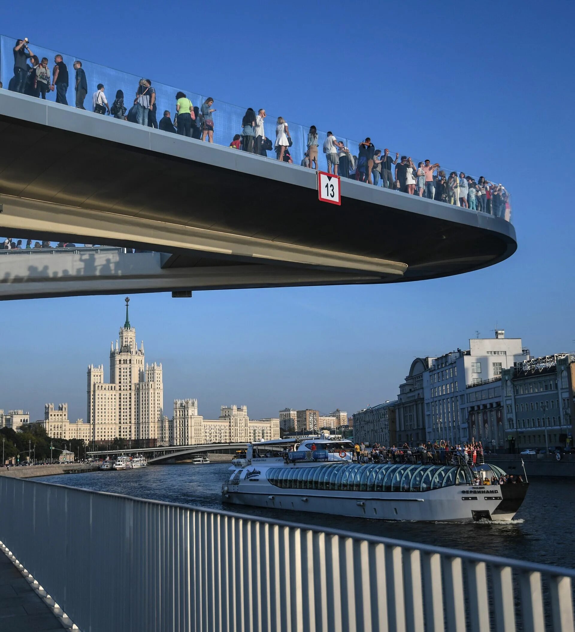 Парк Зарядье мост. Парк Зарядье стеклянный мост. Москва парящий мост Зарядье. Парящий мост в парке Зарядье. Навесной мост в москве