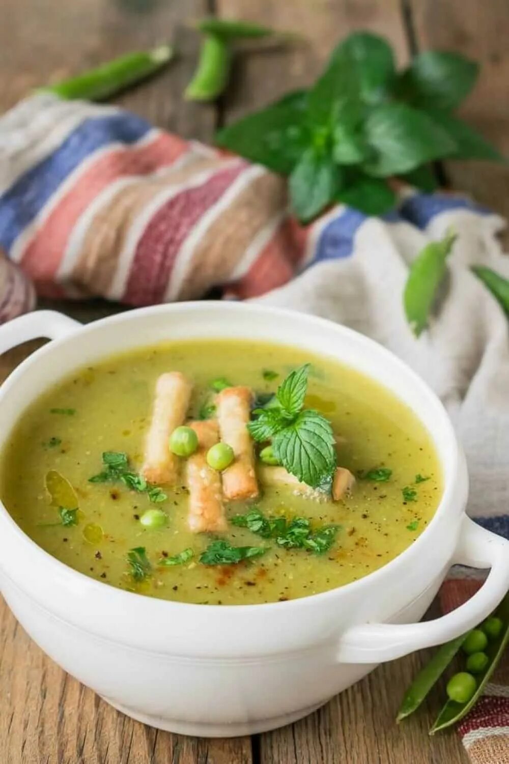 Суп пюре из круп. Суп пюре из кабачков. Гороховое пюре подача. Суп с мятой. Гороховый суп со сливками.