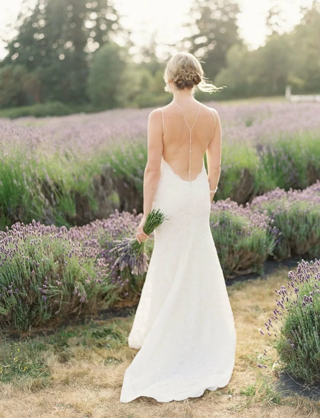 Девушка в свадебном платье со спины. Свадебное платье с открытой спиной. Элегантное свадебное платье. Свадебное платье со спиной. Свадебное платье со спиной.
