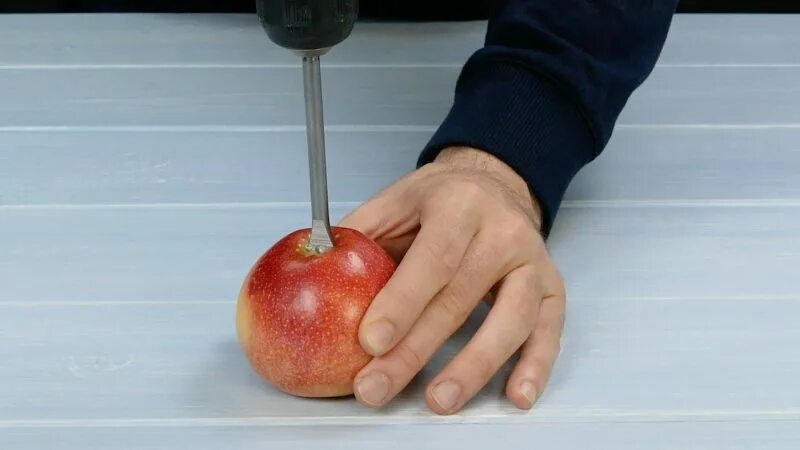 Для лучшего хранения яблоки протирают. Человек чистит яблоко. Чистка яблок на производстве. Девушка чистит яблоко ножом. Яблоки крутить.