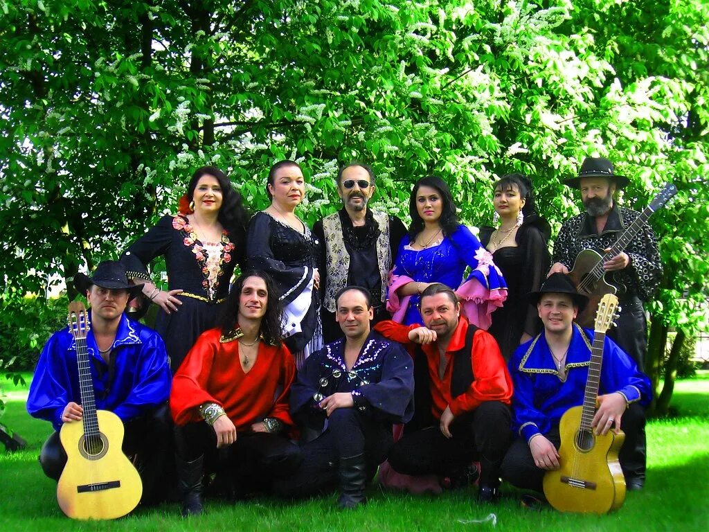 Ансамбль милай тюмень цыганский. Цыганские молодежные песни. Цыганский ансамбль валенсия. Цыганский ансамбль ромалэ. Ансамбль романс цыгане.