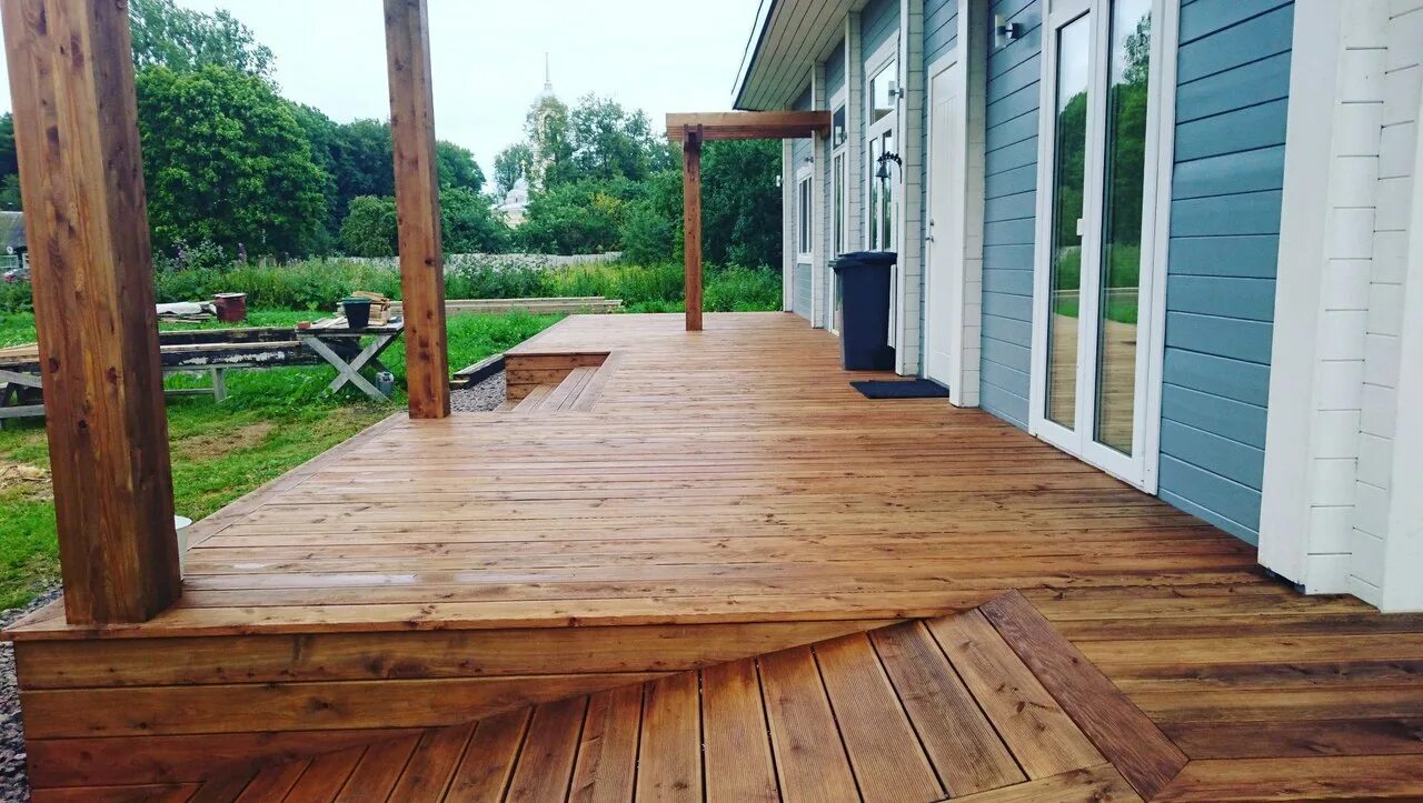 открытая деревянная веранда. веранда из дерева. обшивка веранды. пристроенная веранда из бруса. пристройка к дачному дому.