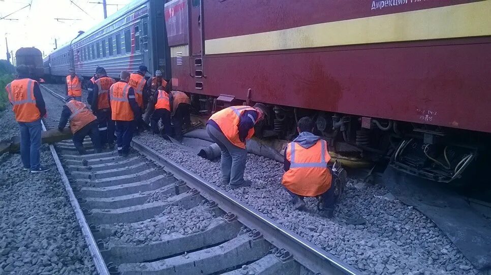 Задержка поезда на час. Столкновение поезда на дрезине. Авария на ЖД В Ленинградской области. Задержка поезда.