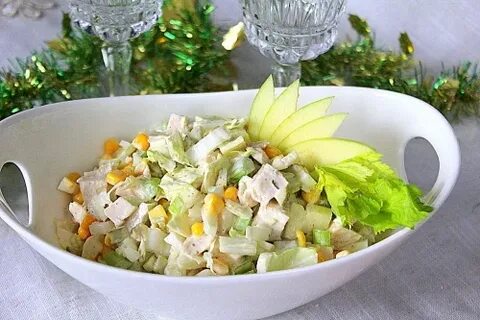 Салат из грудки с маринованными огурцами