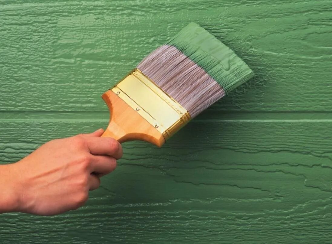 Предмет покрашен краской зеленого цвета. Краска по дереву. Окраска деревянных стен. Краска для деревянных стен. Акриловая краска для деревянных поверхностей.
