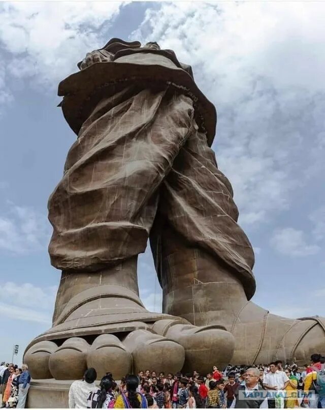 Найди статую. Статуя в Индии 182 м. Статуя Сардара Пателя. Гуджарат Индия статуя. Статуя единства в Индии.