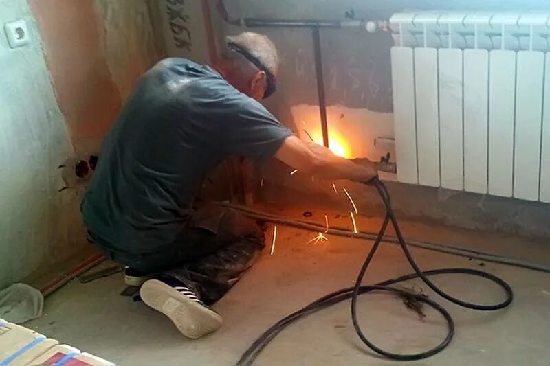 Сварка отопления водоснабжение. Сварщик отопления. Газосварка сварка. Сварка газовых труб. Сварка радиаторов отопления.
