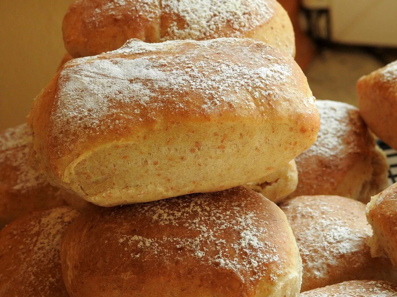 Рецепт хрустящего хлеба. Булочка картинка. Хрустящий хлеб. Хлеб поджаристый хрустящий. Французская булка.