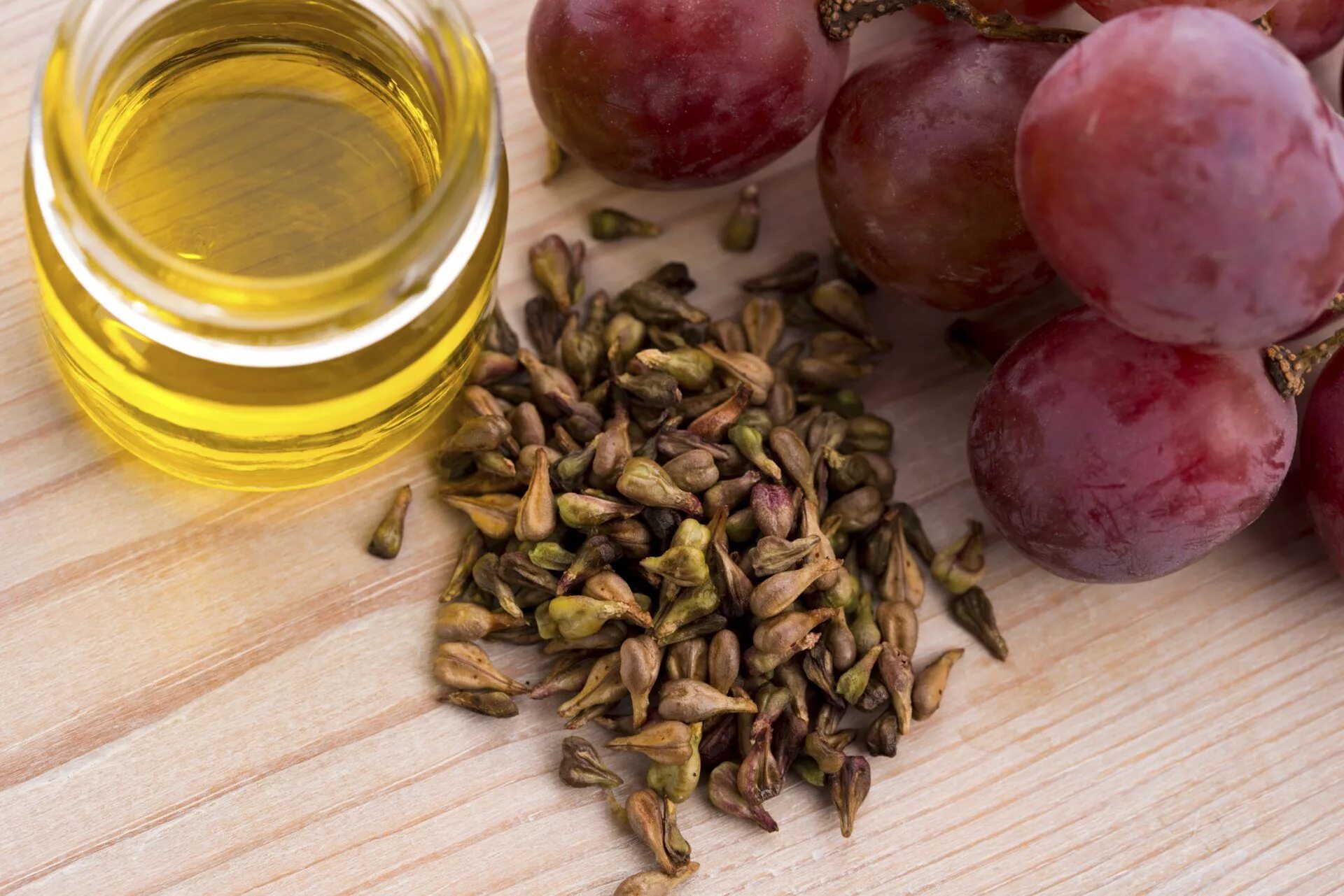 Семечко винограда. Виноградная косточка. Косточка у дикого винограда. Grape seed английский. Семечко винограда.