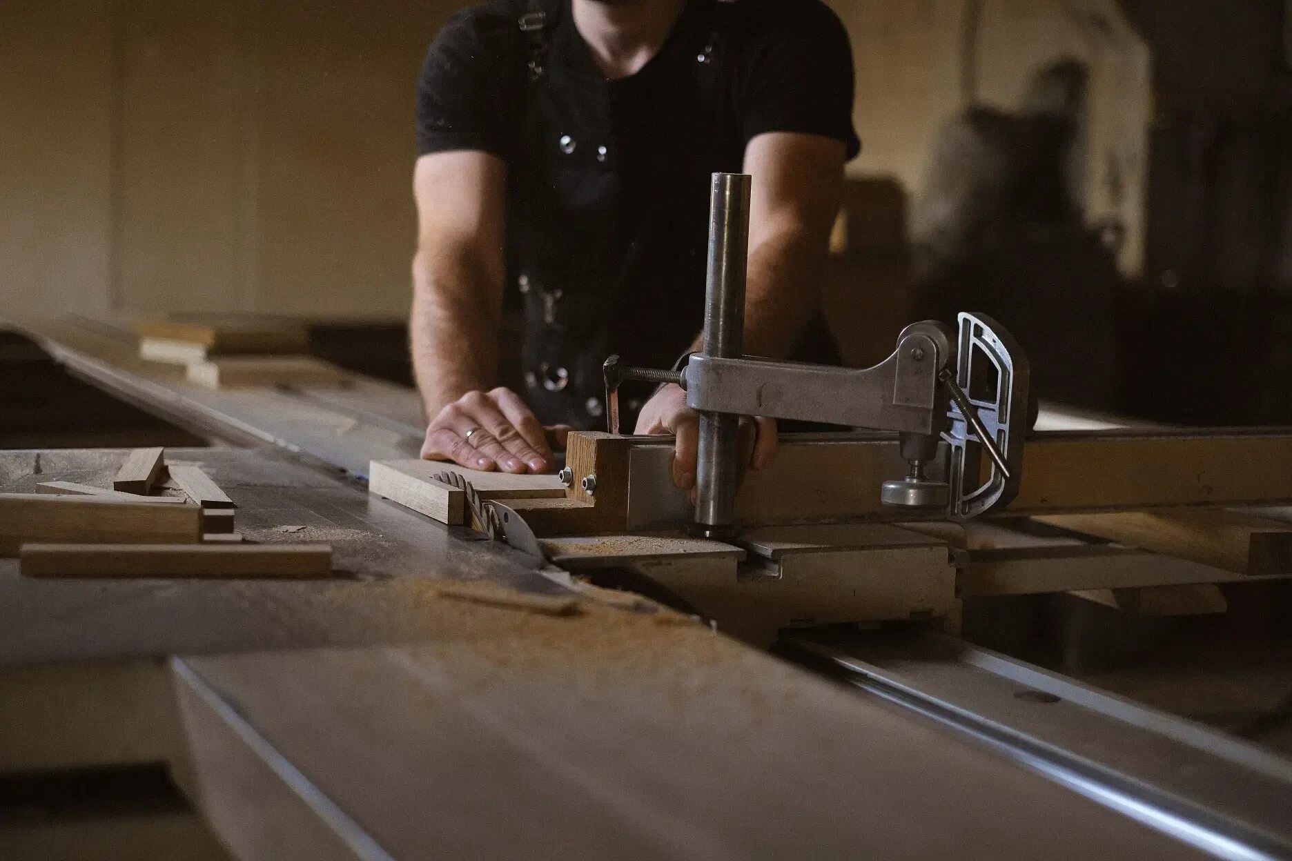 Линейки для работы с деревом. Работа распиловщик. Работа распиловщик. Распиловка лдсп. Продольный распил лдсп.