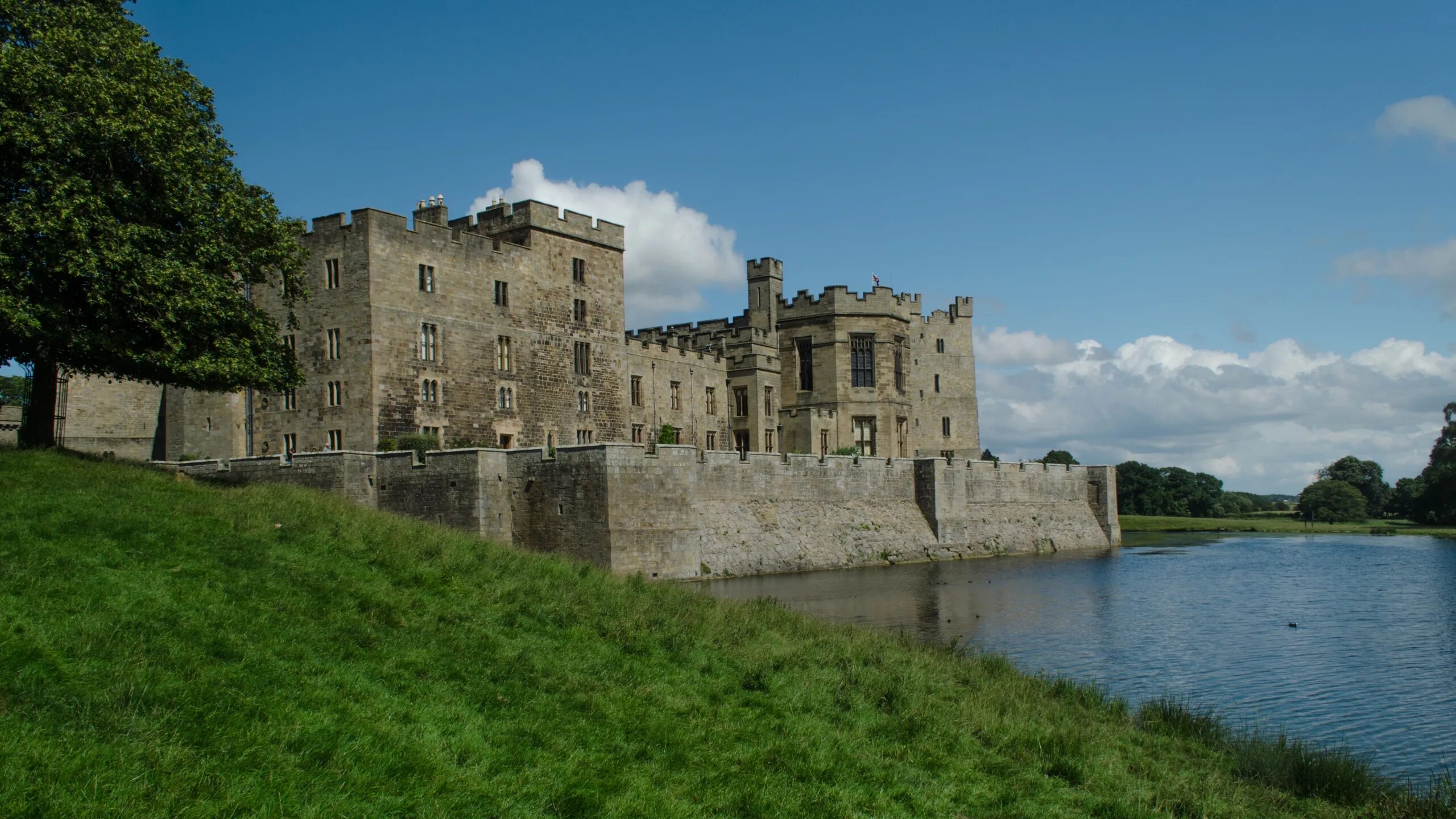 Замок х купить. Замок Бамбург Нортумберленд. Замок Рэби (Raby Castle). Замок Килхурн, Шотландия. Замок «Грайч», Уэльс.