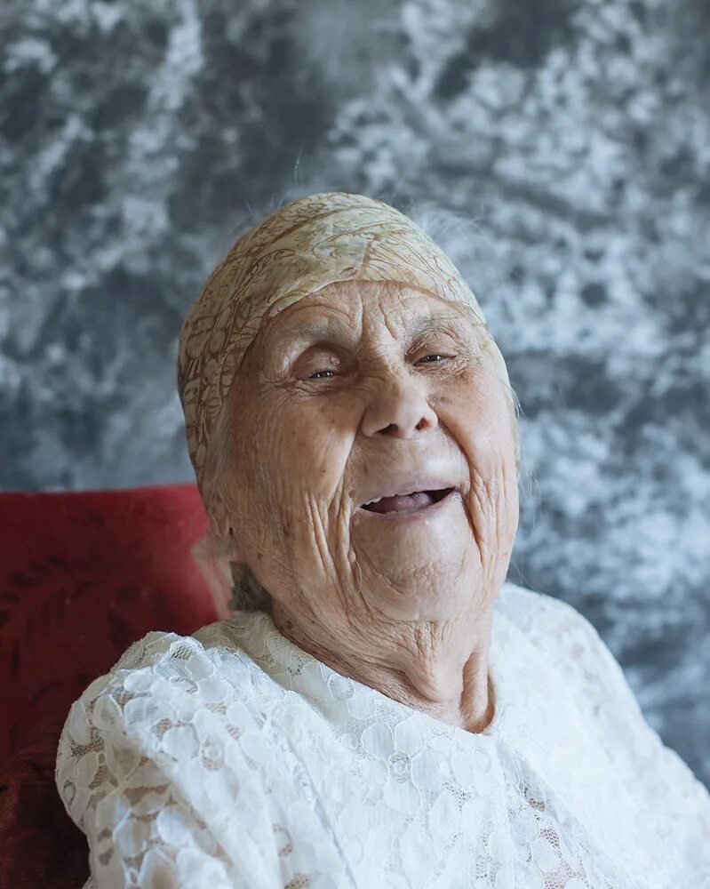 Люди которым 100 лет. Женщина 100 лет. столетний человек. 100 лет человеку.