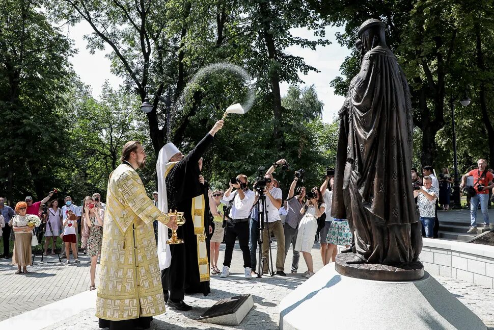 Памятник петру и февронии в рязани. Памятник петру и февронии муромским под воронежем. Памятник петру и февронии в воронеже. Памятник петру и февронии в чебоксарах фото. Памятник петра и февронии в воронеже у церкви.