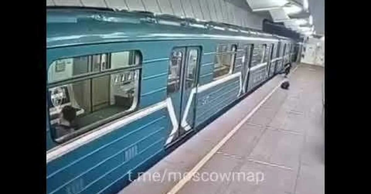 2021 Человек бросился под поезд в Москве. Человек бросился под поезд на станции Боровицкая. ЧП на станции Ольховая.