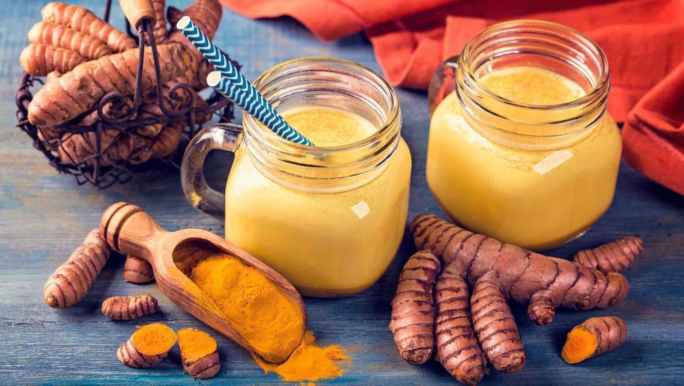 Золотое молоко. Мед с имбирем и куркумой. Золотое молоко с куркумой и медом и имбирем. Куркума с медом. Горячее молоко с медом.