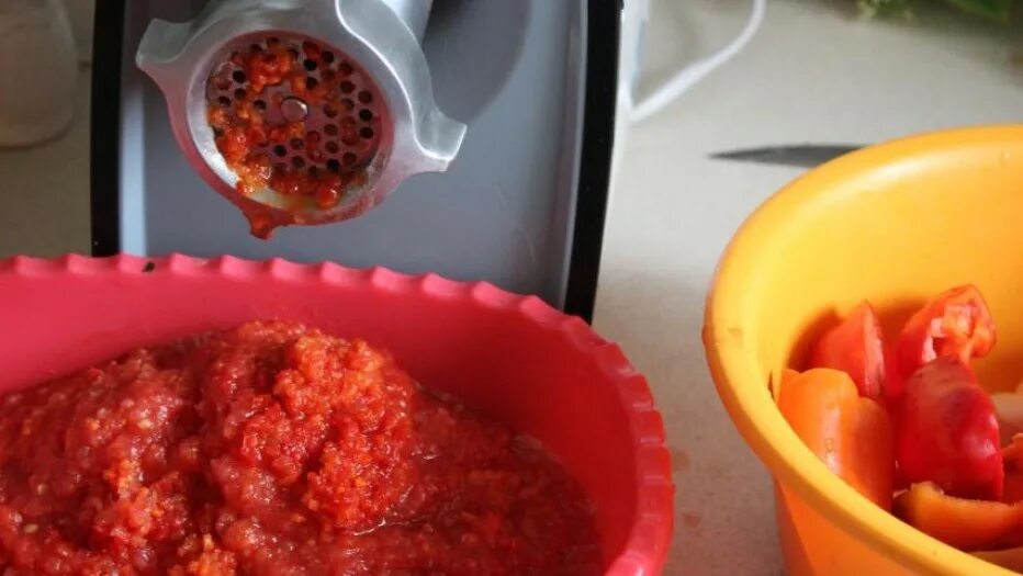 Перец на зиму рецепты через мясорубку. Помидоры через мясорубку. помидоры и перец через мясорубку.