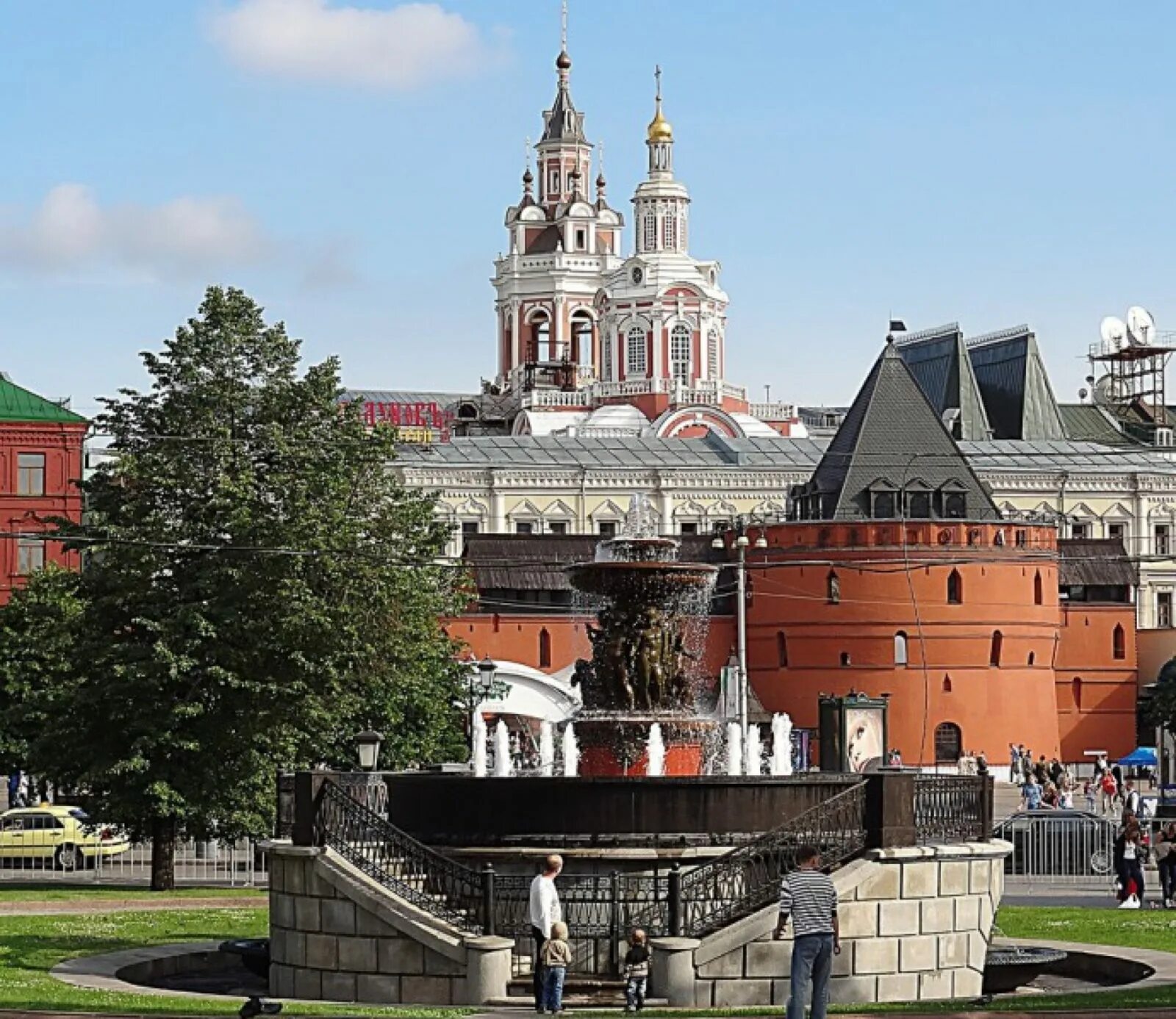 Места в москве с жуткими историями. Достромичательности Москвы. Площадь революции Москва. Исторические места в Москве. Памятные места Москвы.