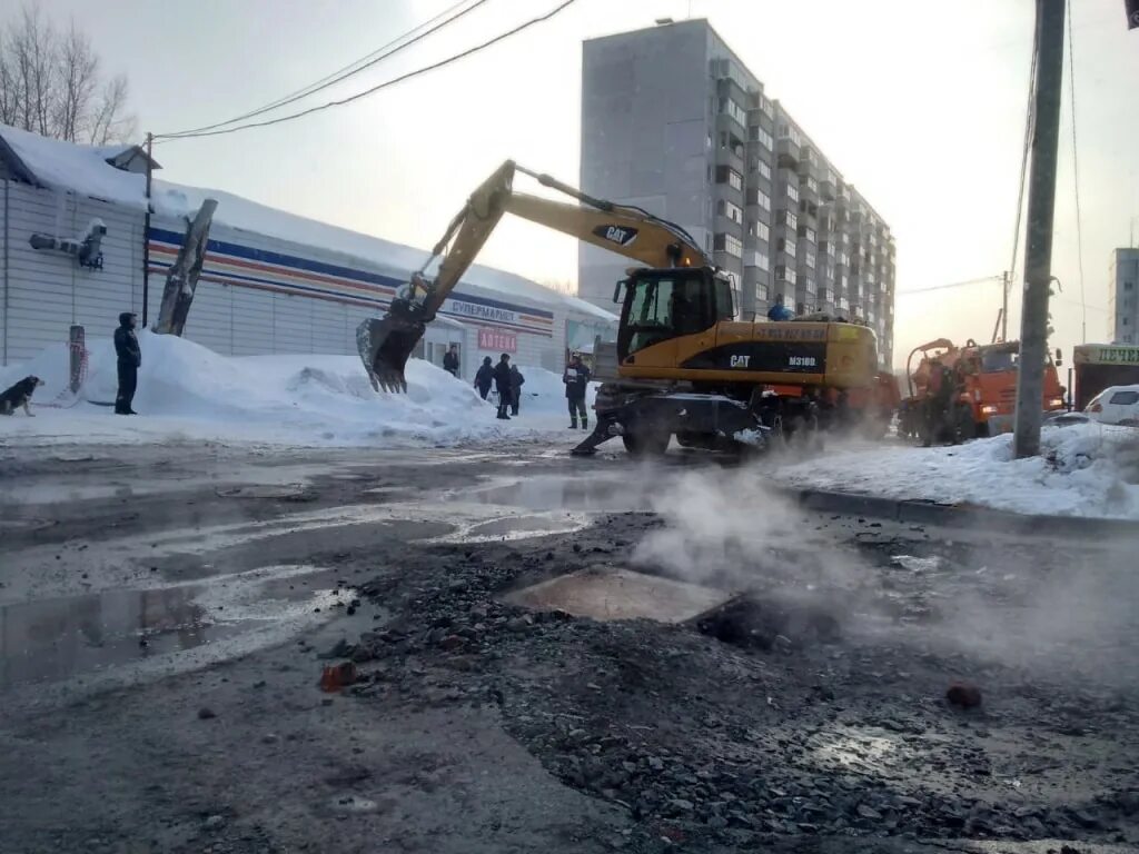 Прорыв теплотрассы. Прорыв в новосибирске. порыв горячей воды в омске. аварии в новосибирске теплоснабжение 3 февраля. авария теплоснабжение в новосибирске сегодня.