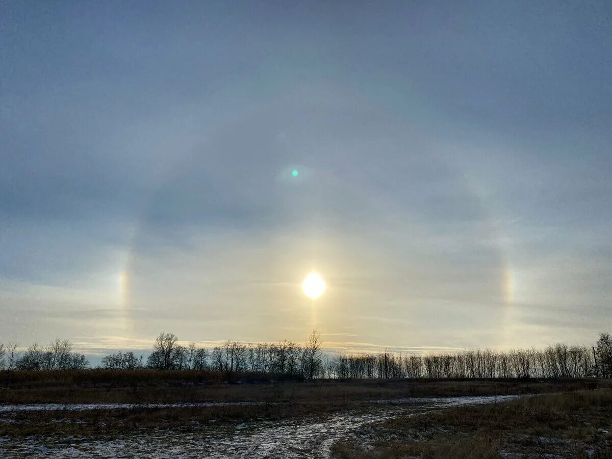 Гало радуга вокруг солнца. Гало в москве. Гало радуга вокруг солнца. Гало над москвой 2023. Северное сияние солнечное гало.