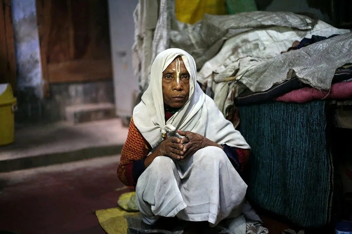 Город вдов в индии. Белая женщина в индии. Город вдов в индии. Город вдов в индии. Поселение вдов в индии.