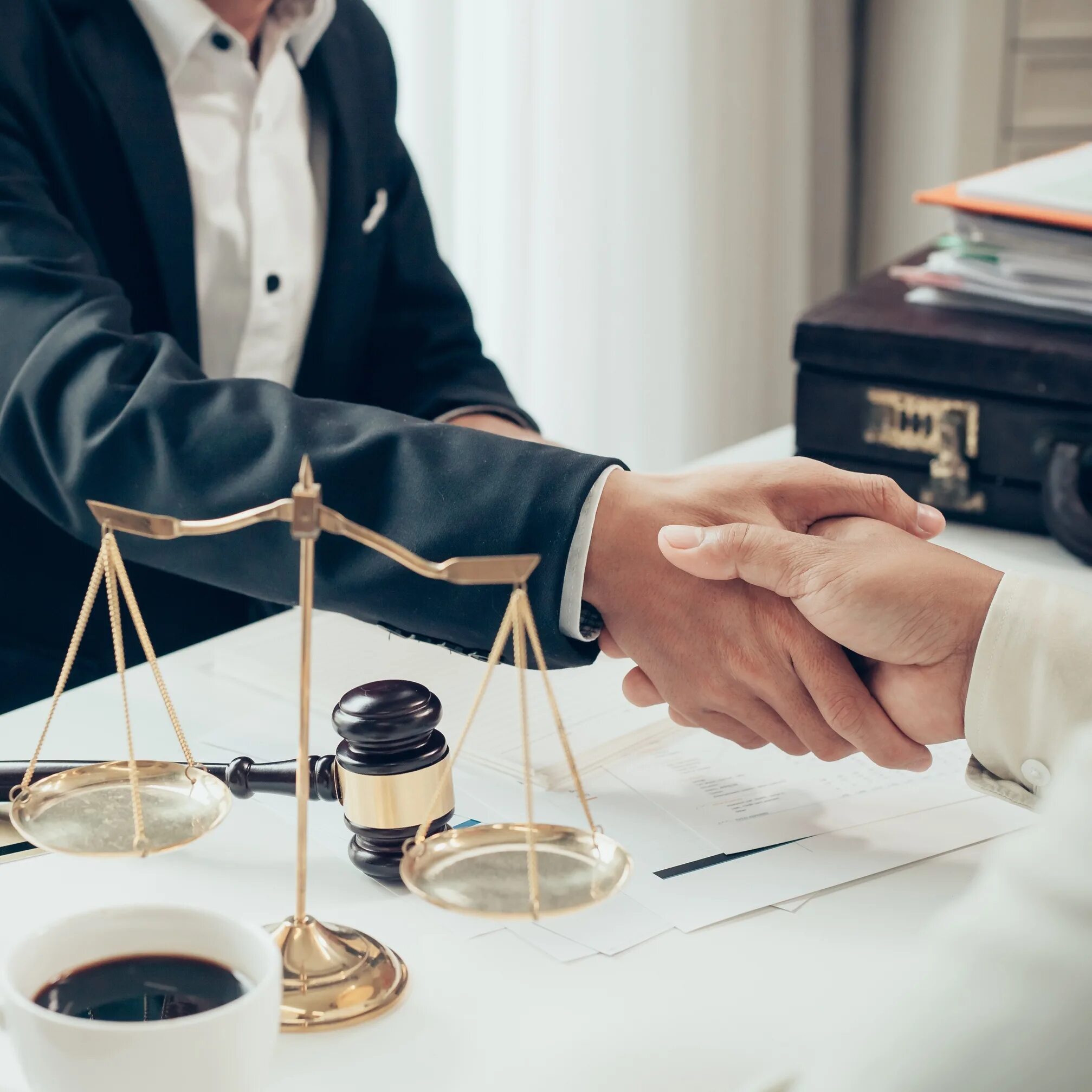 Юридическое лицо это. Споры в суде. Юридические услуги для бизнеса. Юридические услуги для бизнеса. Юрист адвокат.