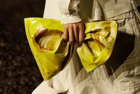 7 одинаковых пачек чипсов стоят