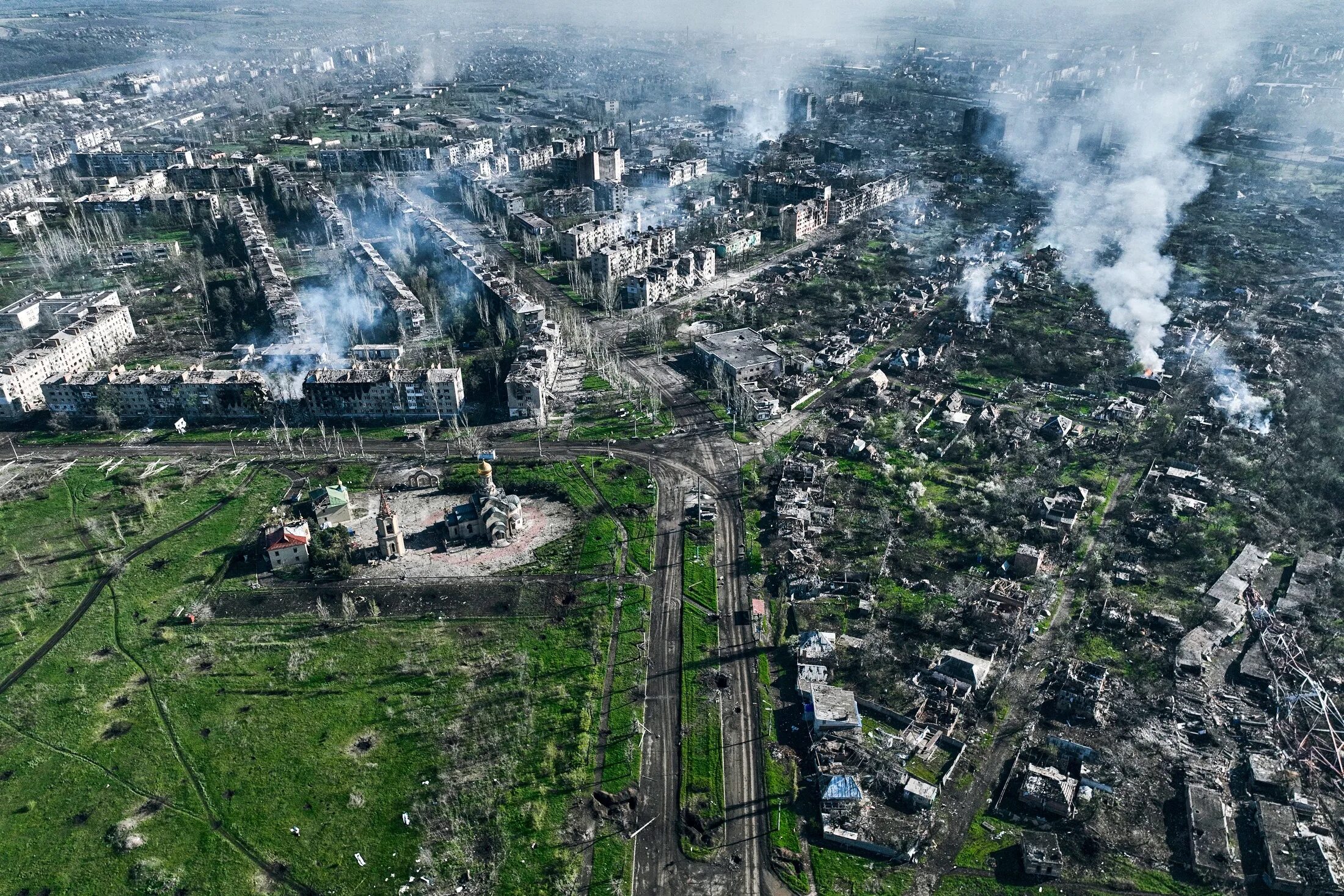 Взрыв в артемовске донецкой области. Бахмут 19. Бахмут 2023. Донбасс город. Разрушенный город война.