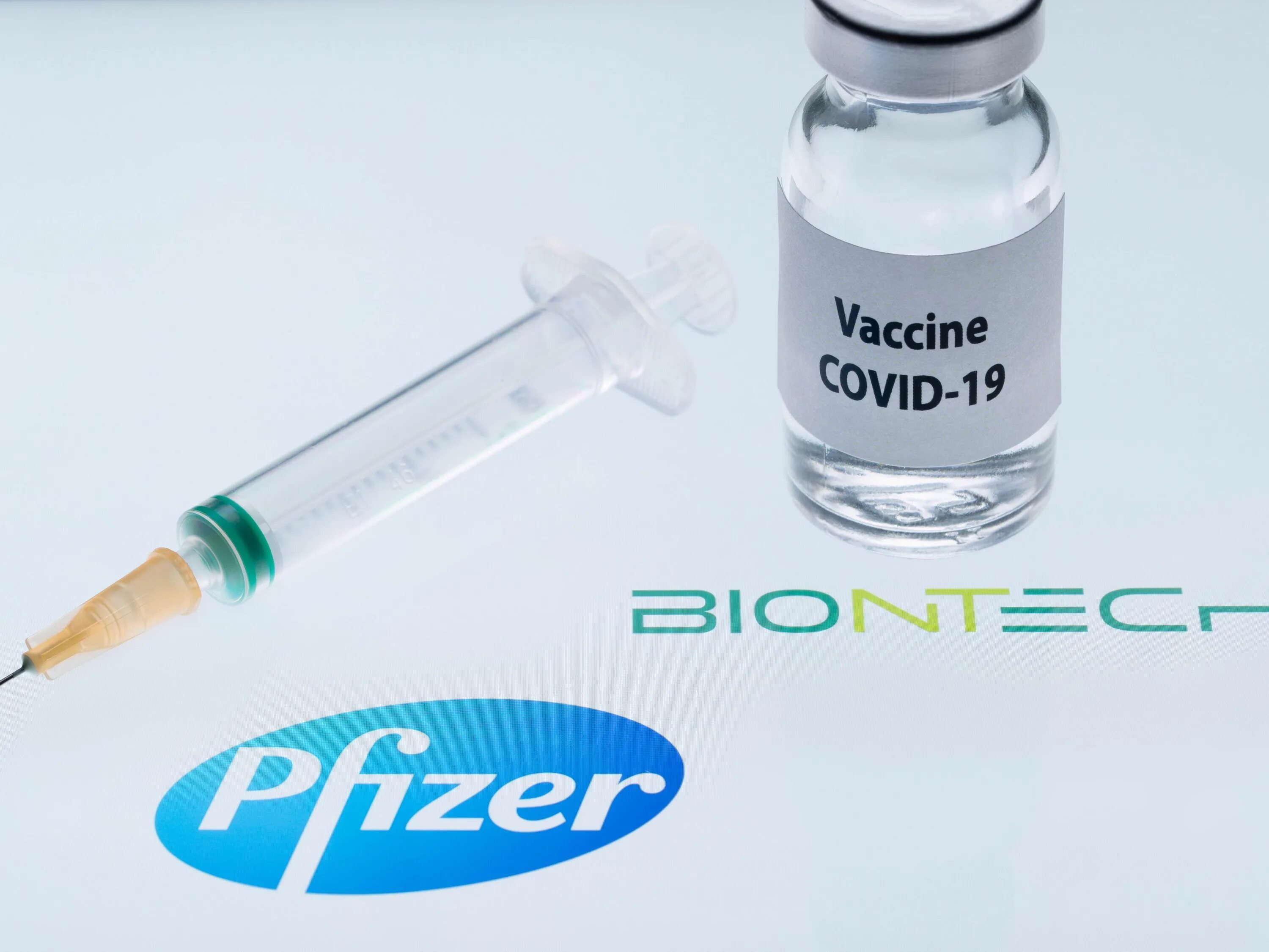 Первая вакцина от covid 19. Вакцина Pfizer/BIONTECH. Вакцина Pfizer/BIONTECH против Covid-19. Pfizer вакцина от коронавируса. Pfizer Covid вакцина.