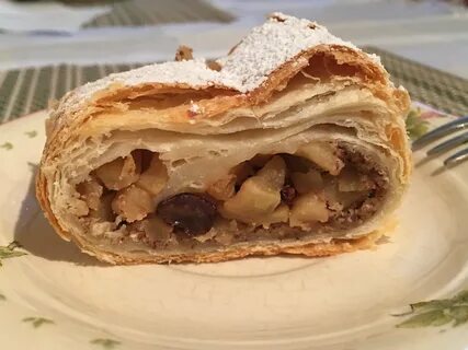 Штрудель с яблоками классический из слоеного теста