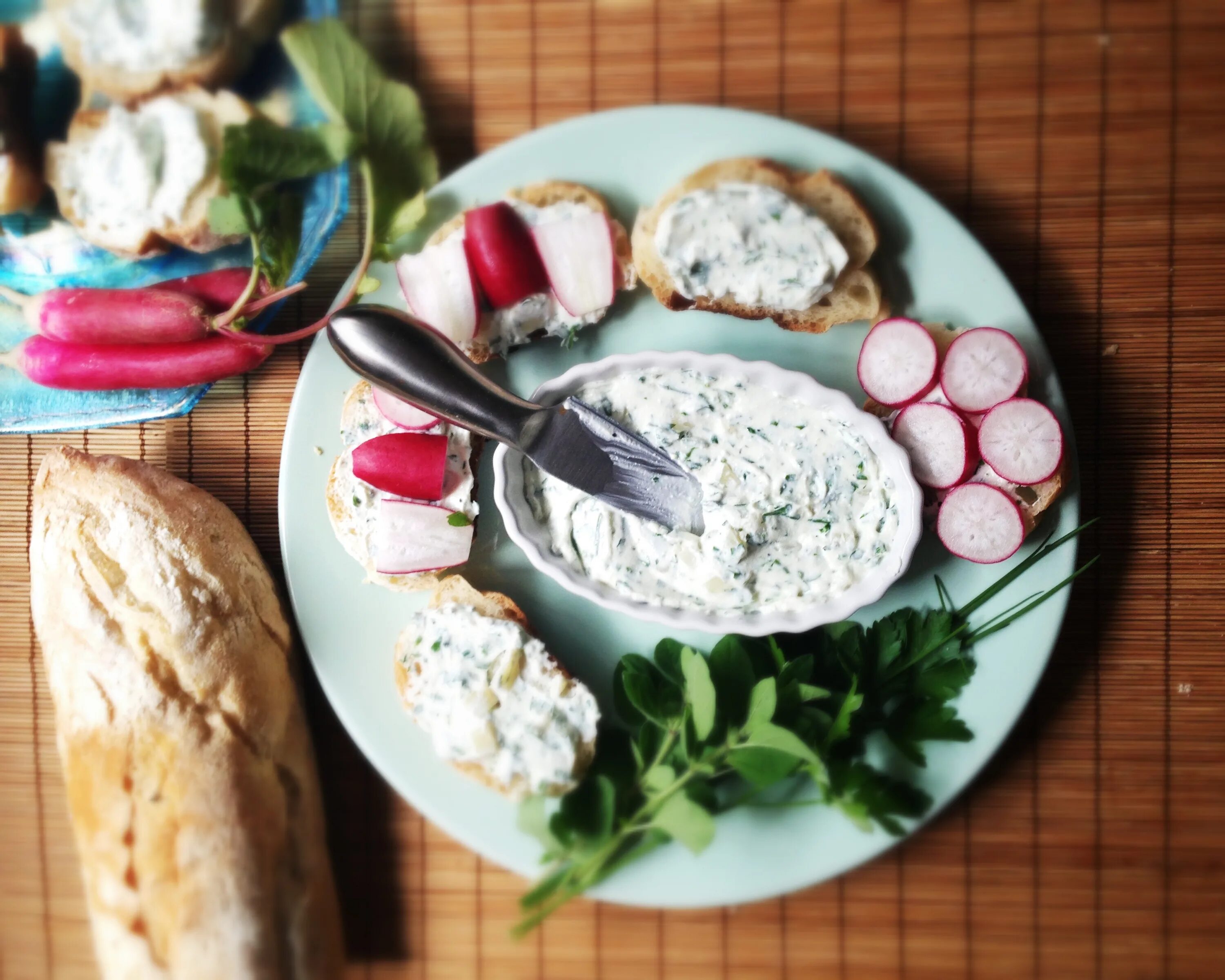 Кефир вместо ужина. Крем сыр сервировка. Кефир и сыр фуд фото. Boursin - garlic and Fine Herbs. Philadelphia garlic & Herbs.