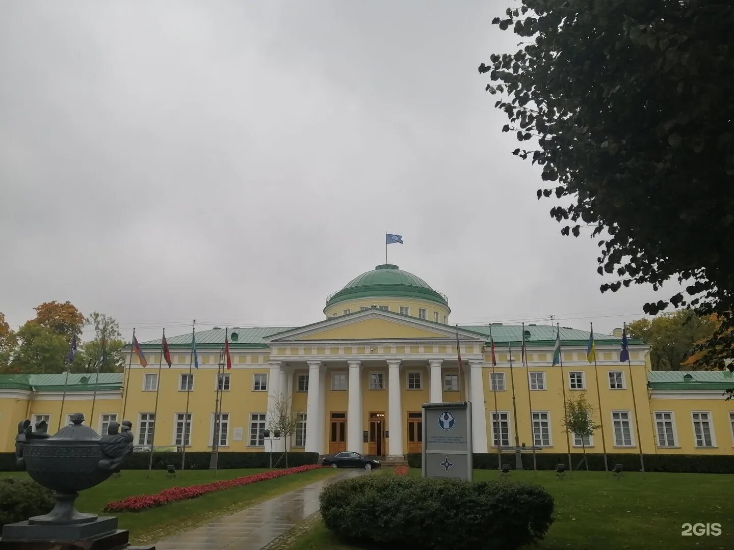 Центральный дворец культуры королев. Таврический дворец старов. Дворцово парковый ансамбль петергофа растрелли. Алматинский дворец бракосочетания. Таврический дворец в санкт-петербурге на карте города.