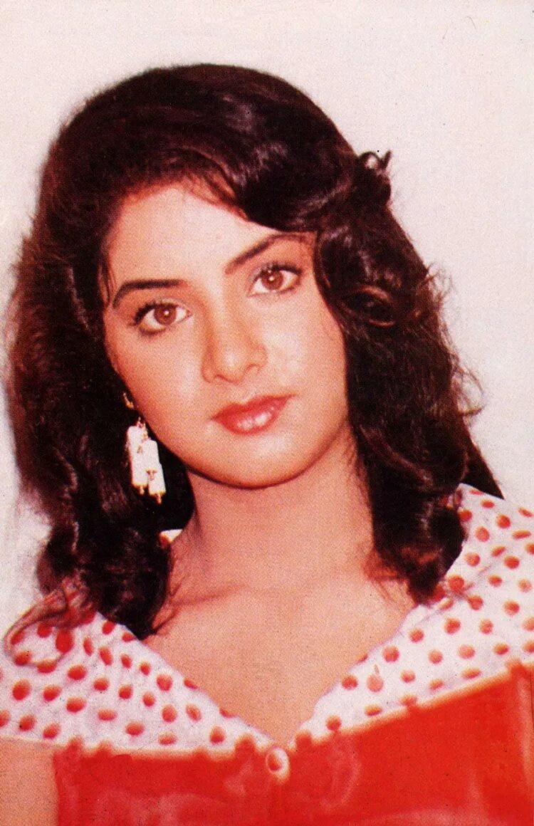 П дивья. Дивья бхарти. divya bharti rasmlari. divya bharti ning. divya bharti o‘limi.