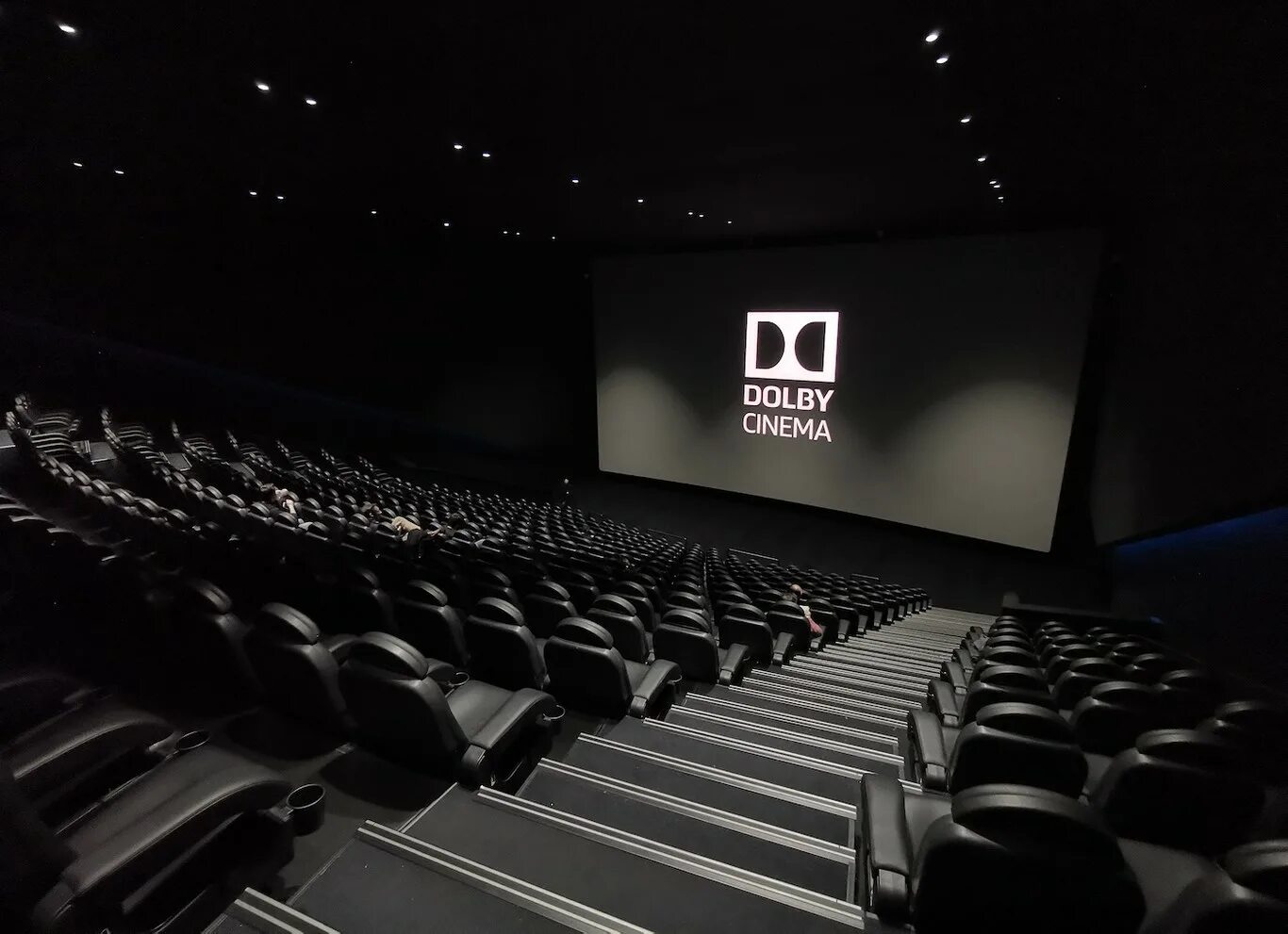 Атмос синема сити. Зал 4 Dolby Atmos. Кинозал Dolby Atmos. Атмос Синема Dolby Atmos зал. Кинотеатр Атмос Синема Тюмень.